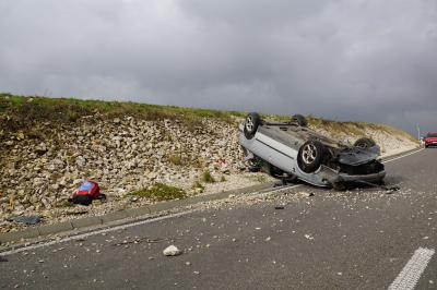 PKW ueberschlagen, schwerer Verkehrsunfall auf der B313 bei Tischardt